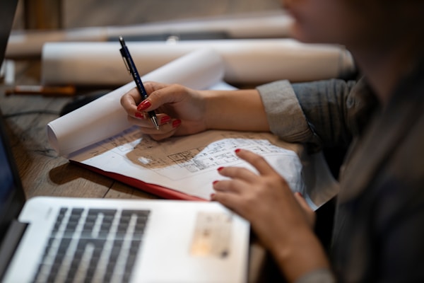 Een veiligheidscoördinator werkt plannen uit